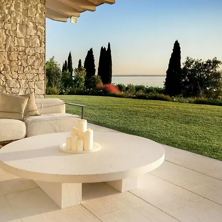 With Infinity Pool Overlooking Garda Casa de Férias Bardolino