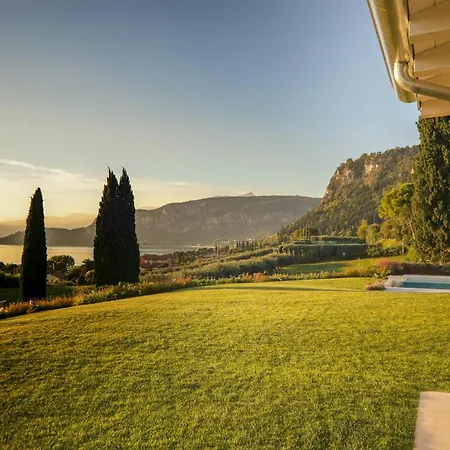With Infinity Pool Overlooking Garda Casa de Férias Bardolino